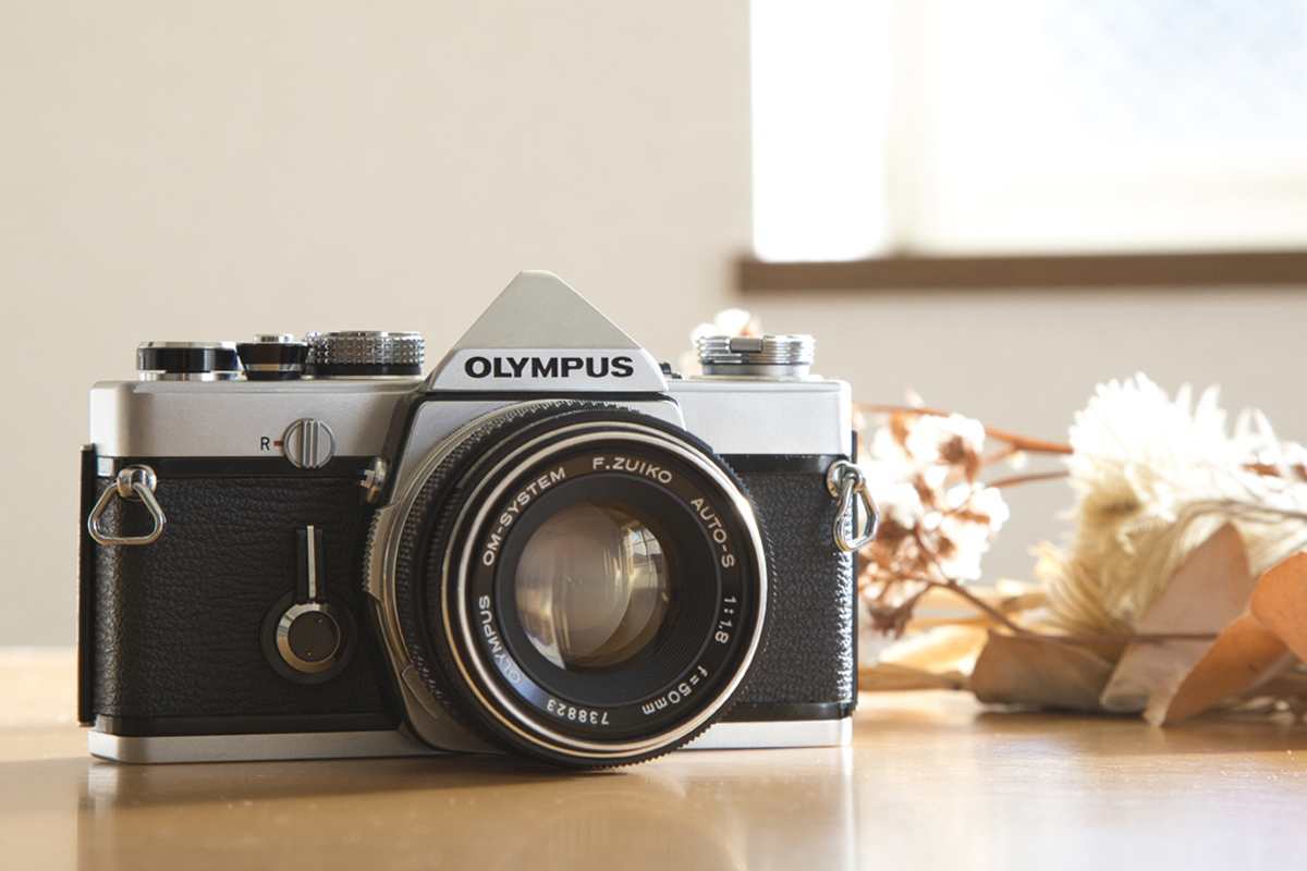 カメラ フィルムカメラ 初めてのフィルムカメラにおすすめ！ 名機 Olympus OM-1 | ペンと写真